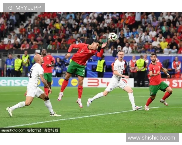 足球明星抱胸动作展现自信与风度引发球迷热议与模仿潮流